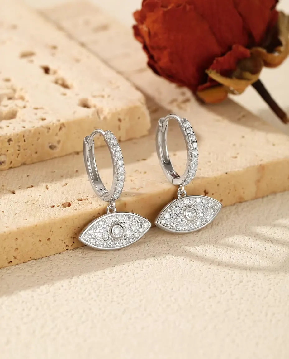 Evil Eye Ohrringe aus 925 Sterlingsilber - das Paar auf hellem Stein