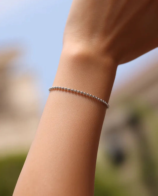 Facettiertes Kugelarmband aus 925 Sterlingsilber - am Handgelenk getragen, draussen