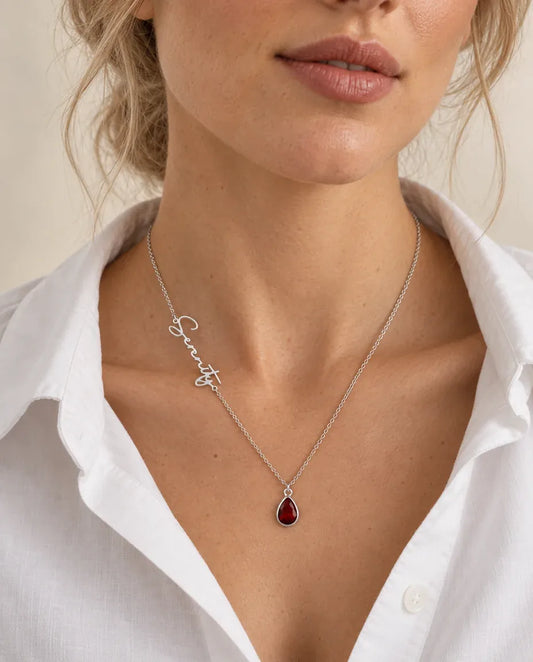 Geburtsstein Kette mit graviertem Namen - von einem Model getragen