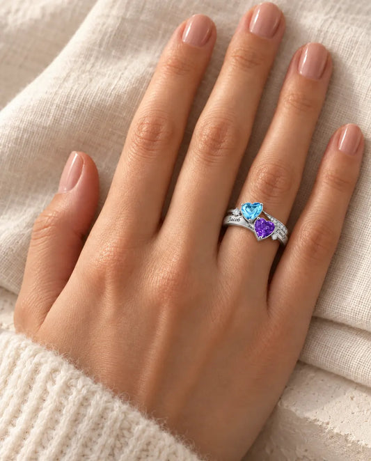 Personalisierter Geburtsstein Ring mit 2 Namen - Ring mit 2 grossen Herzsteinen und Gravur - an der Hand getragen