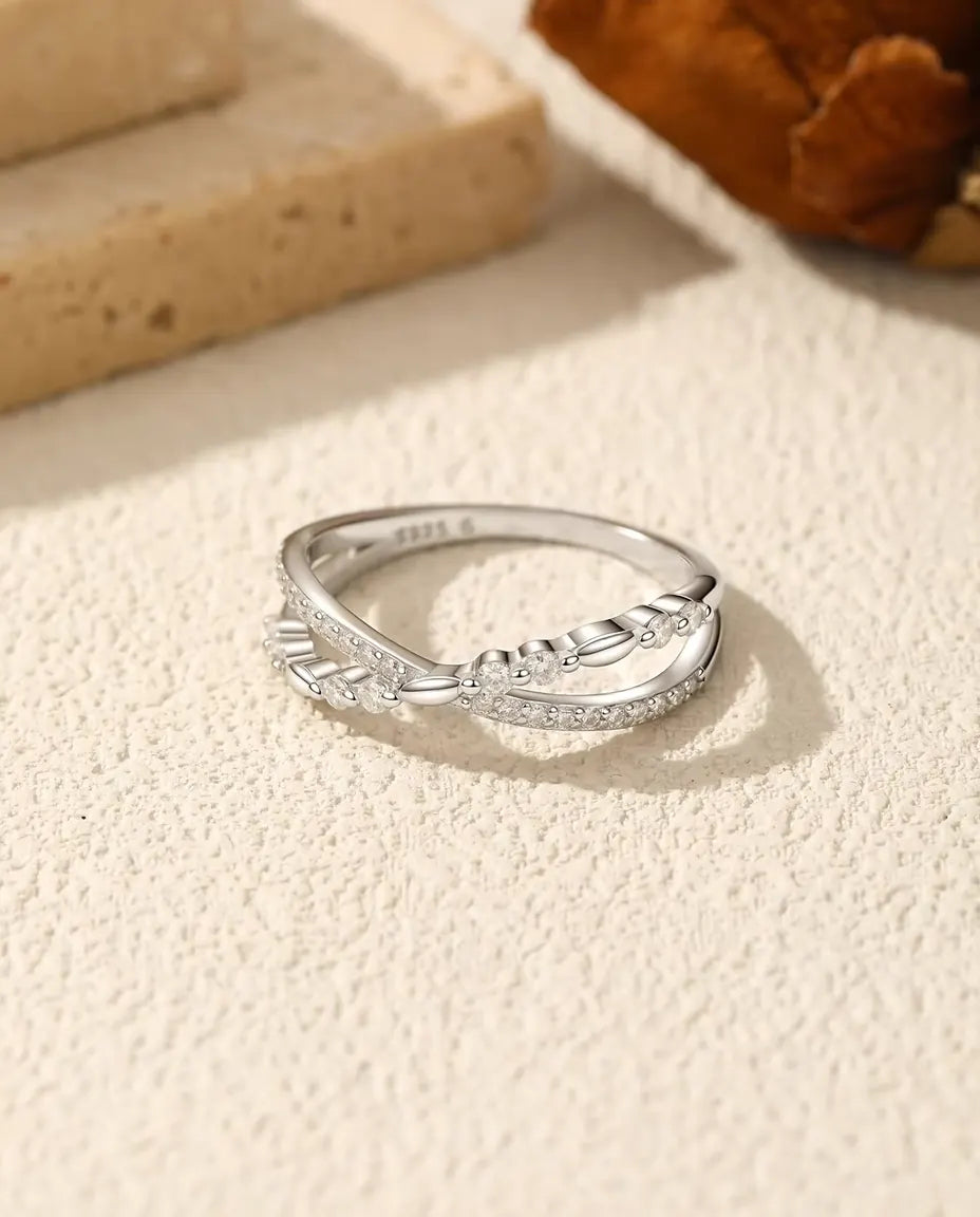 Gekreuzter Moissanit Ring - Pavé-Band und Kordel überkreuzt, 28 Steine in 925 Sterlingsilber, US-Grössen 5 bis 9
