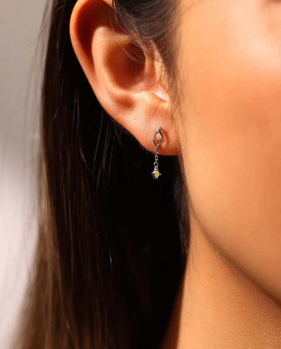 Gelbe Moissanit Ohrringe - 2 mm Steine an feiner Kette unter gedrehtem Marquise-Stecker, 925er Sterlingsilber