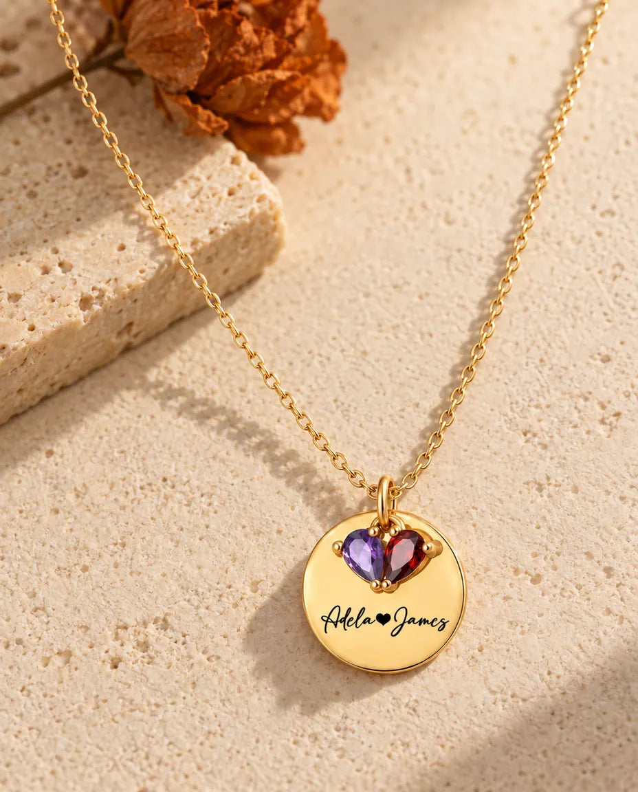 Personalisierte Geburtsstein Kette mit 2 Namen - goldfarbene Plakette mit zwei Tropfensteinen
