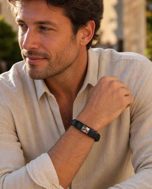 Personalisiertes Herren-Lederarmband mit Foto & 1-6 Namensperlen – geflochtenes Armband mit Gravur in Schwarz & Silber, Geschenk für Papa