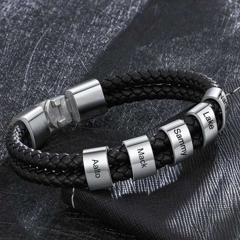 Herrenarmband mit Gravur – schwarzes Leder mit gravierten Namensperlen, Edelstahl, Geschenk für Ihn, Papa