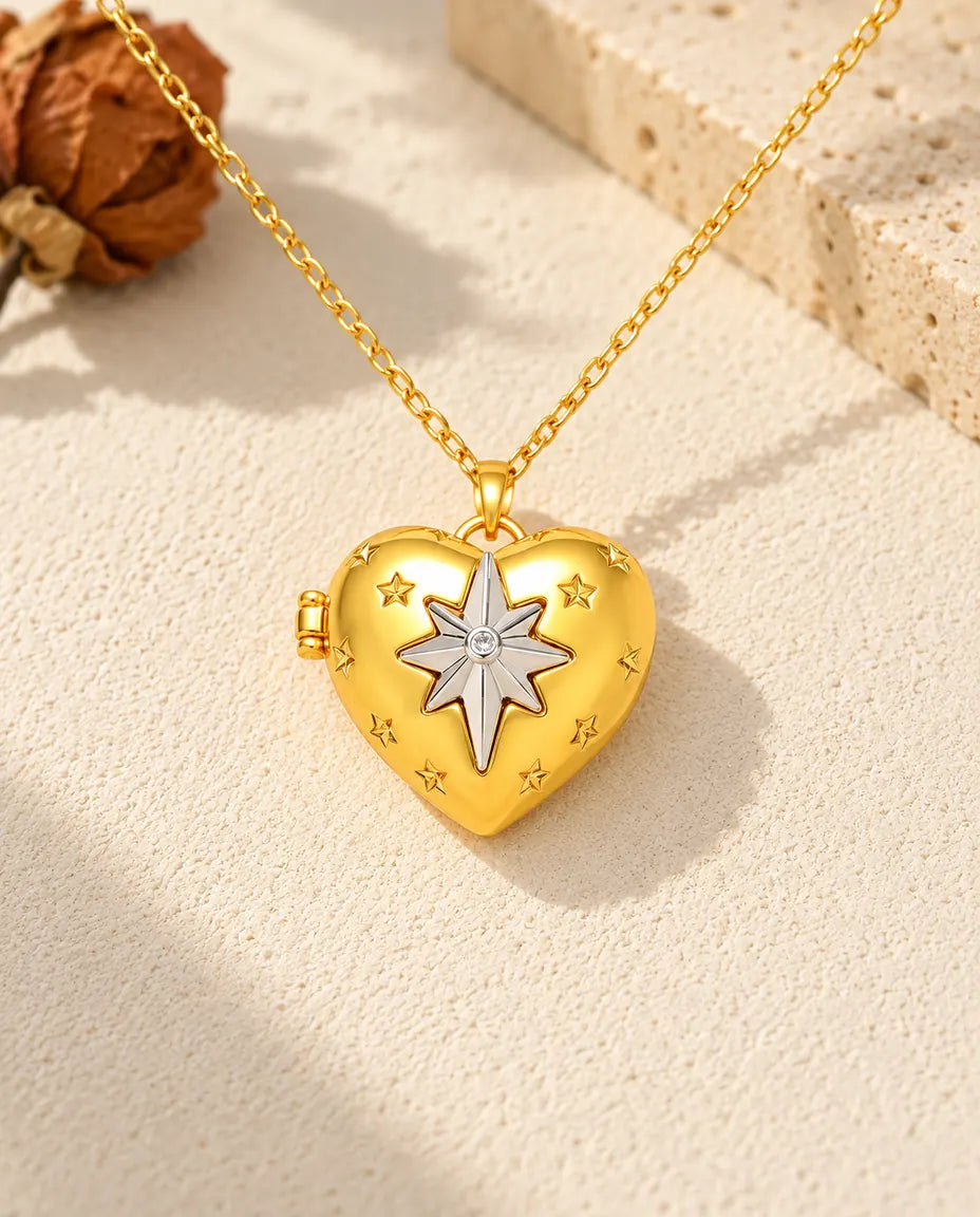 Goldfarbenes Herz-Foto-Medaillon mit Nordstern von vorne mit Deckelmotiv und seitlichem Scharnier