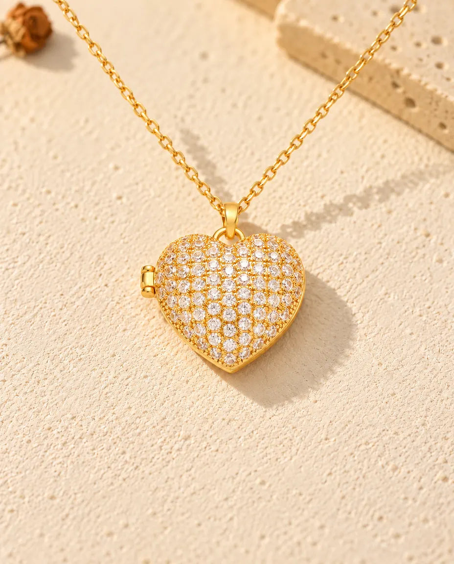 Goldfarbenes Pavé Herz-Foto-Medaillon von vorne mit Deckelmotiv und seitlichem Scharnier