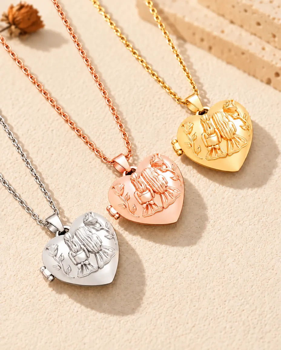 Drei Medaillons mit zwei Schwestern in Silber-, Roségold- und Goldfarben diagonal auf cremefarbenem Putz