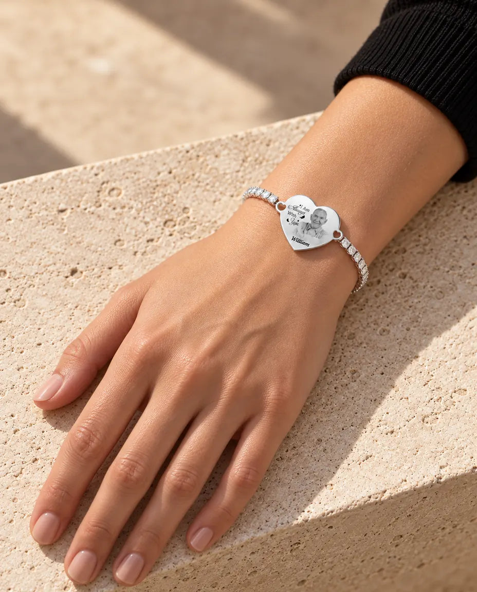 Frau trägt das silberfarbene Herz-Fotoarmband mit Gravur am Handgelenk