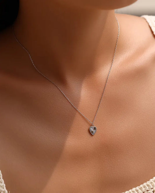 Herz Kette aus 925 Sterlingsilber - am Model getragen