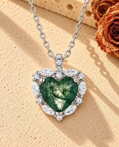 Herz Moosachat Halo Kette aus 925 Sterlingsilber - auf heller Strukturfläche neben einem Travertinblock liegend
