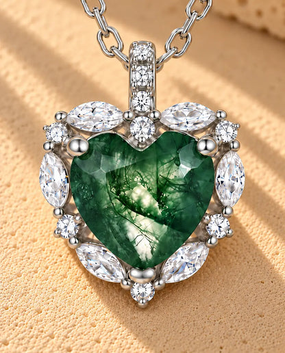 Herz Moosachat Halo Kette aus 925 Sterlingsilber - Nahaufnahme des Moosachats und seiner Fassung