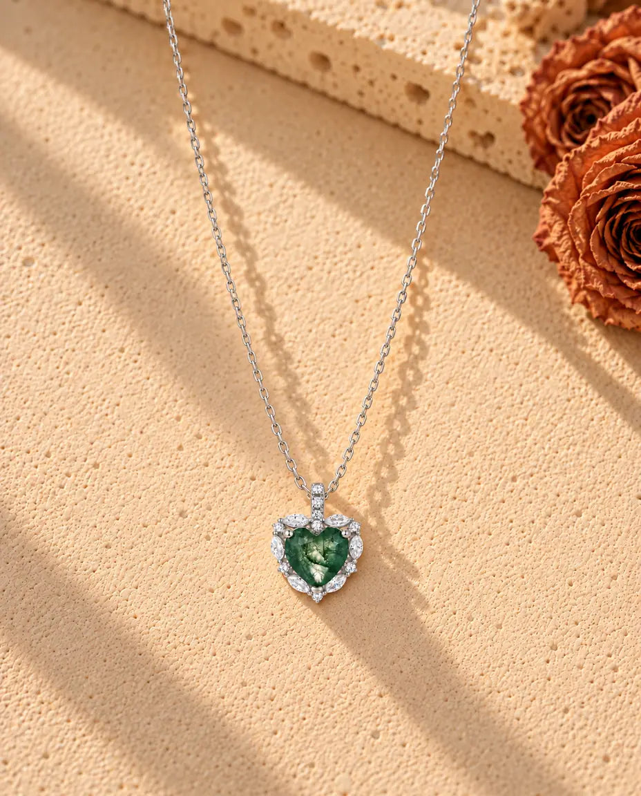 Herz Moosachat Halo Kette aus 925 Sterlingsilber - die ganze Kette in einem langen V auf heller Strukturfläche