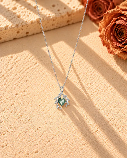 Herz Moosachat Kette mit Zweigen aus 925 Sterlingsilber - die ganze Kette in einem langen V auf heller Strukturfläche