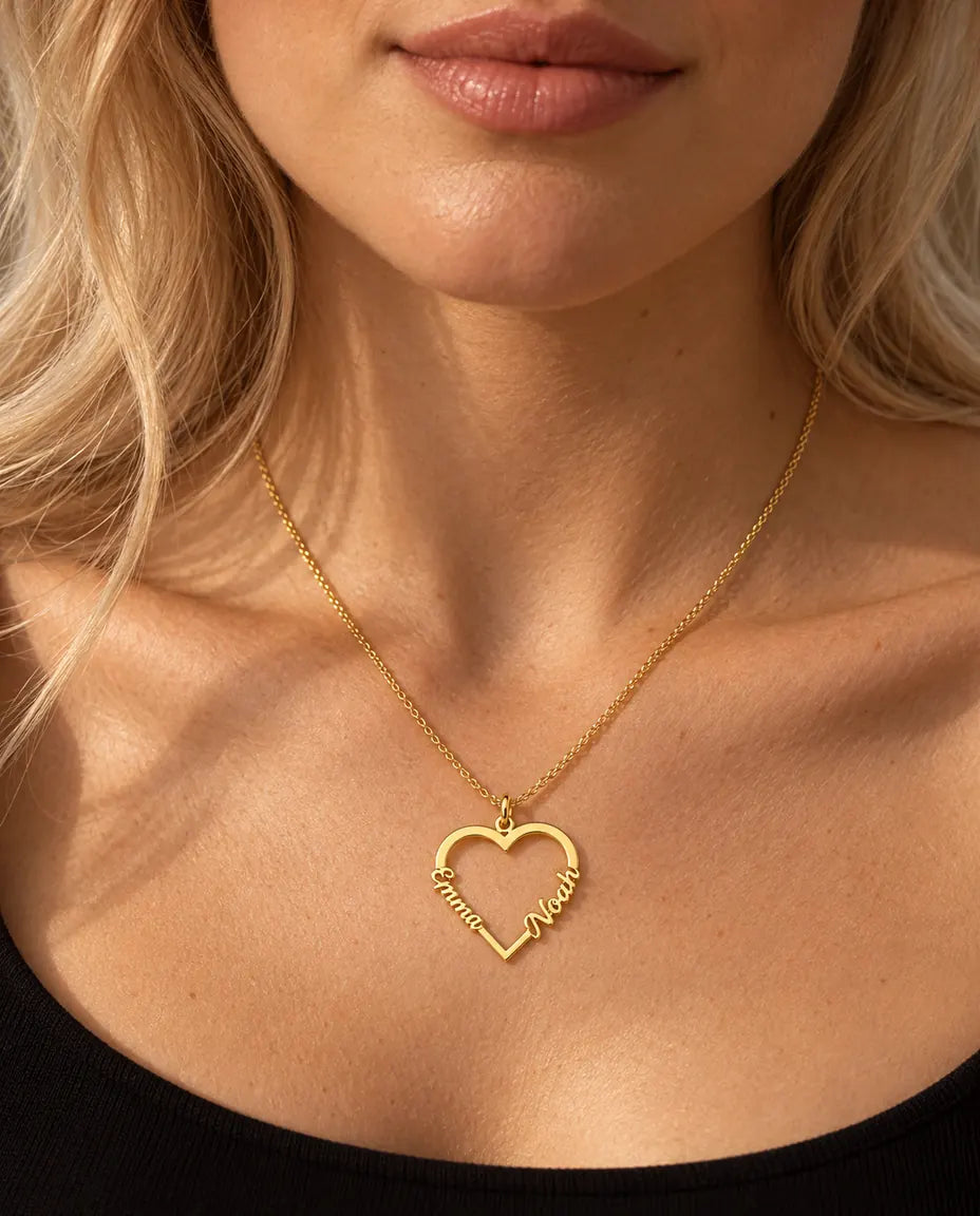 Herz Namenskette mit zwei Namen aus 925 Sterlingsilber - in Gold von einem Model getragen