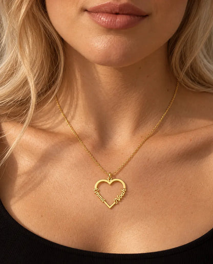 Herz Namenskette mit zwei Namen aus 925 Sterlingsilber - in Gold von einem Model getragen