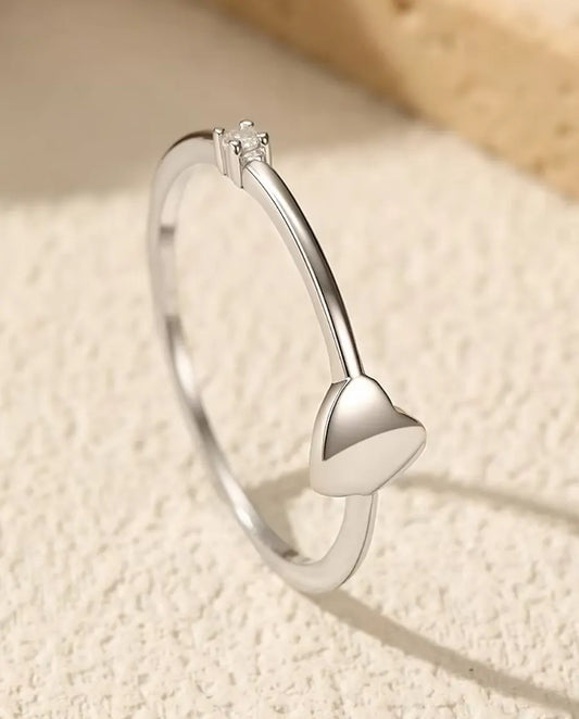 Herz Ring - poliertes Herz von 5 mm mit Moissanit in Farbe D auf einem 0,8 mm Band aus 925 Sterlingsilber, Grösse 5 bis 9