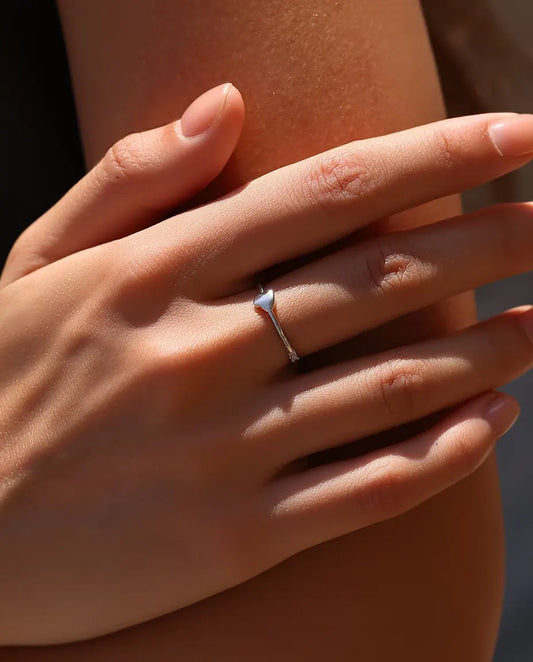 Herz Ring - poliertes Herz von 5 mm mit Moissanit in Farbe D auf einem 0,8 mm Band aus 925 Sterlingsilber, Grösse 5 bis 9
