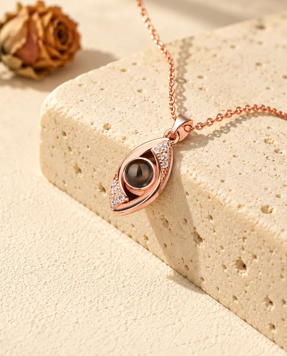 Roségoldfarbene Kette mit bösem Blick und geschwungenen Lidern aus Zirkonia