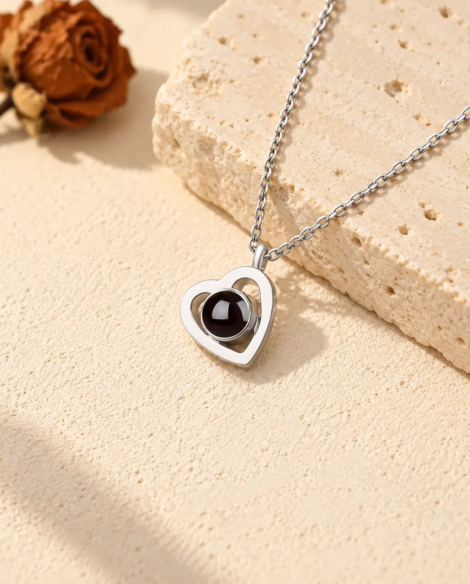 Personalisierte Doppelherz Kette mit Bild im Stein aus 925er Sterlingsilber auf Putz neben Travertin