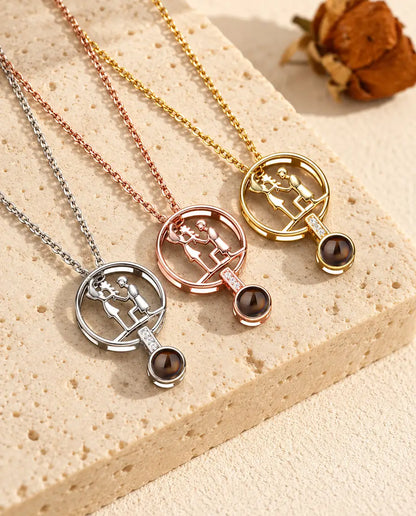 Silberfarbene, roségoldfarbene und goldfarbene Anhänger mit kniendem Paar schräg gelegt
