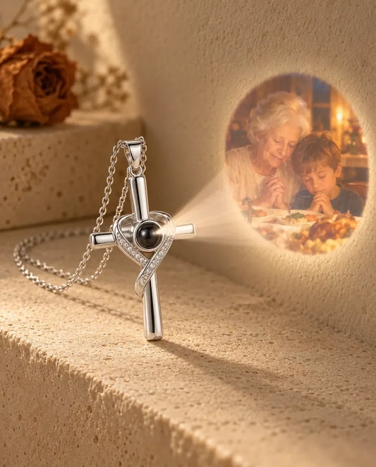 Kette mit Bild im Stein - projiziert das verborgene Foto an die Wand
