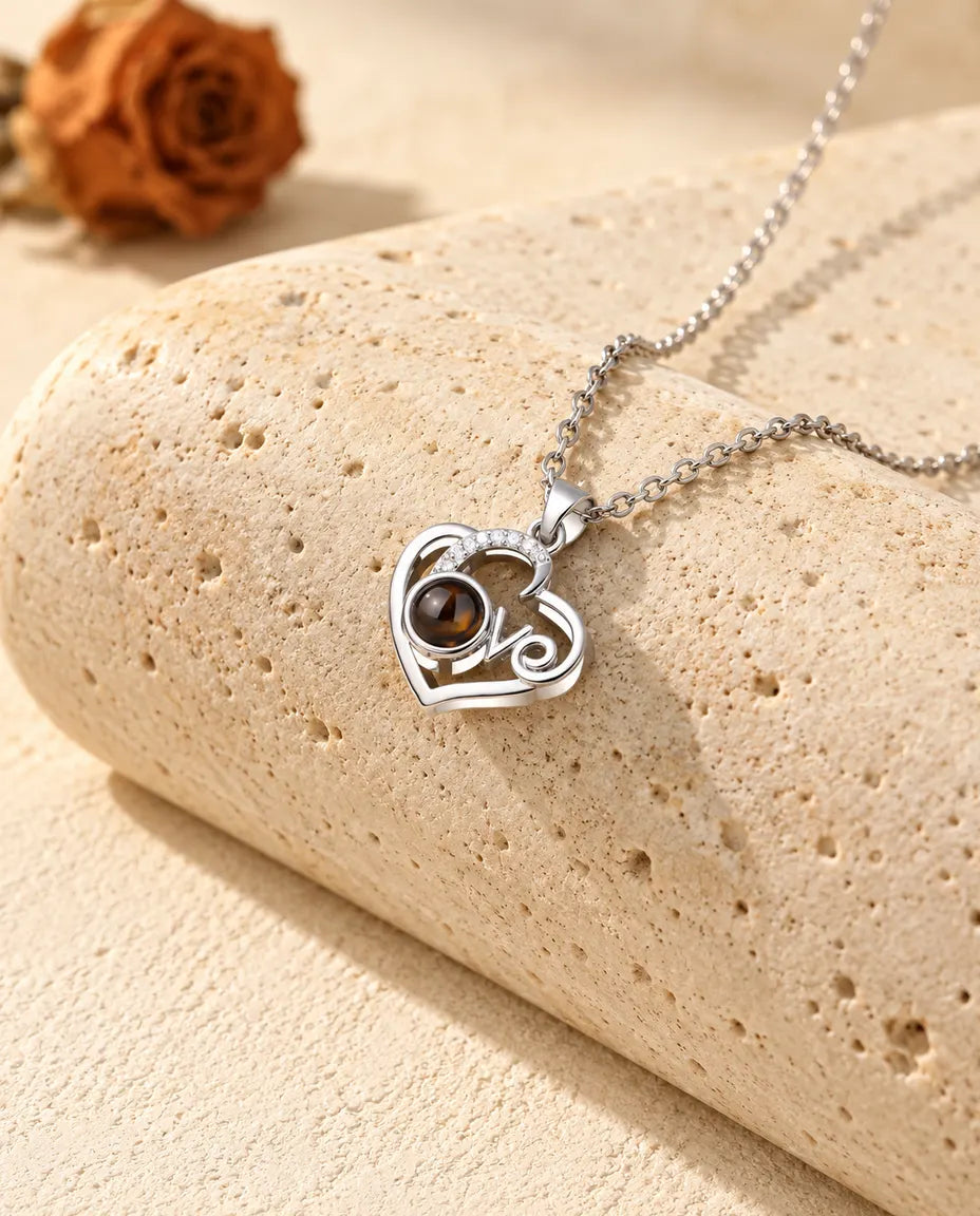 Personalisierte Love-Herz Kette mit Bild im Stein, silberfarben mit Zirkonia-Bogen, auf einem Travertinblock