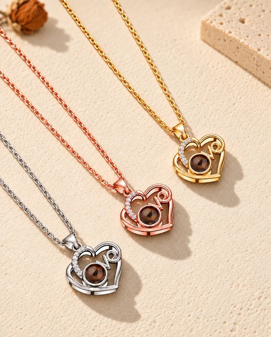 Silber-, roségold- und goldfarbene Love-Herz Ketten schräg auf Putz