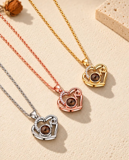 Silber-, roségold- und goldfarbene Love-Herz Ketten schräg auf Putz