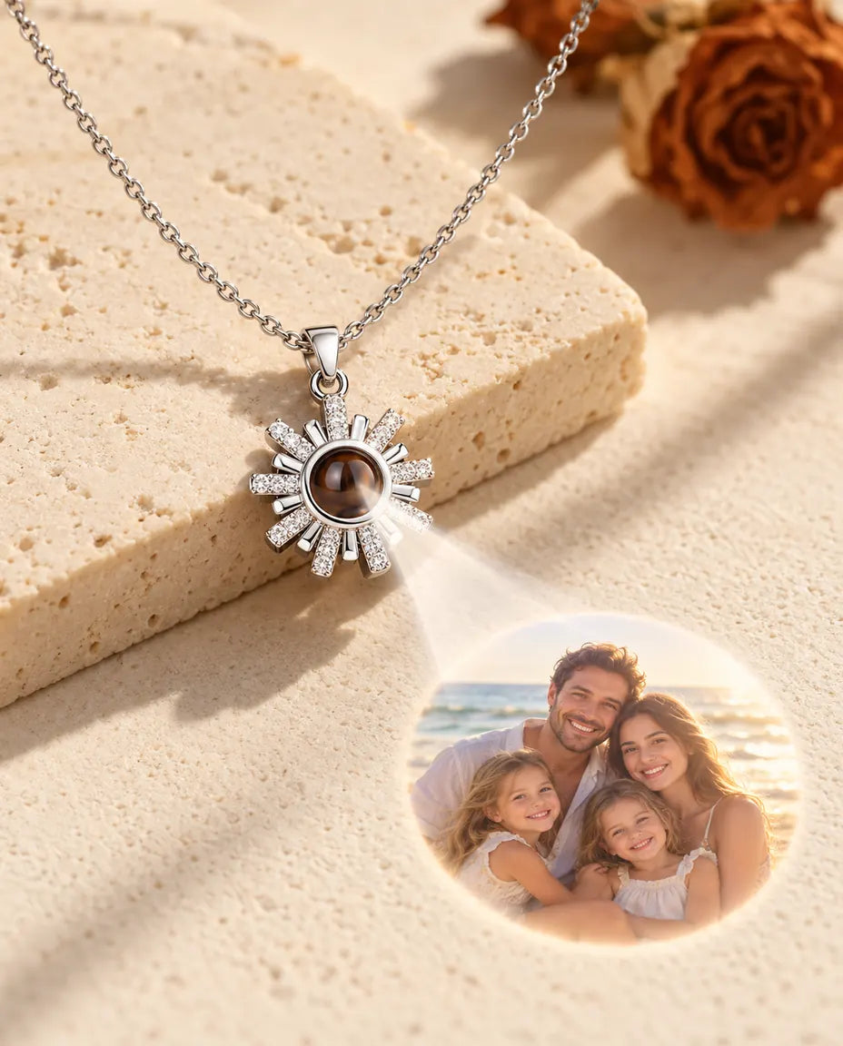 Silberfarbene Sonnenkette projiziert ein Familienfoto am Strand auf hellen Gips