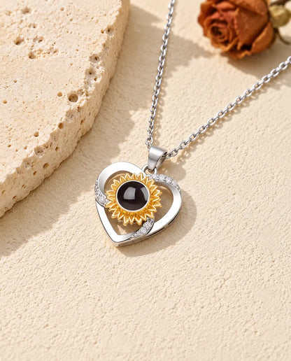 Personalisierte Kette mit Bild im Stein: Herz mit goldfarbener Sonnenblume auf Travertin