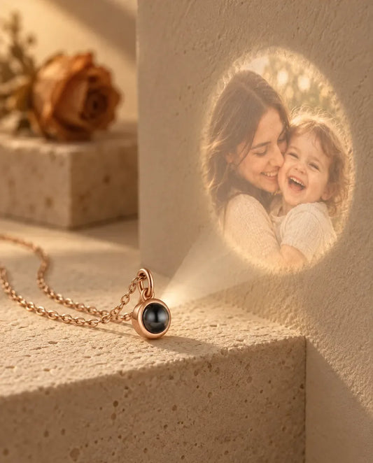 Kette mit Bild - projiziert das verborgene Foto an die Wand