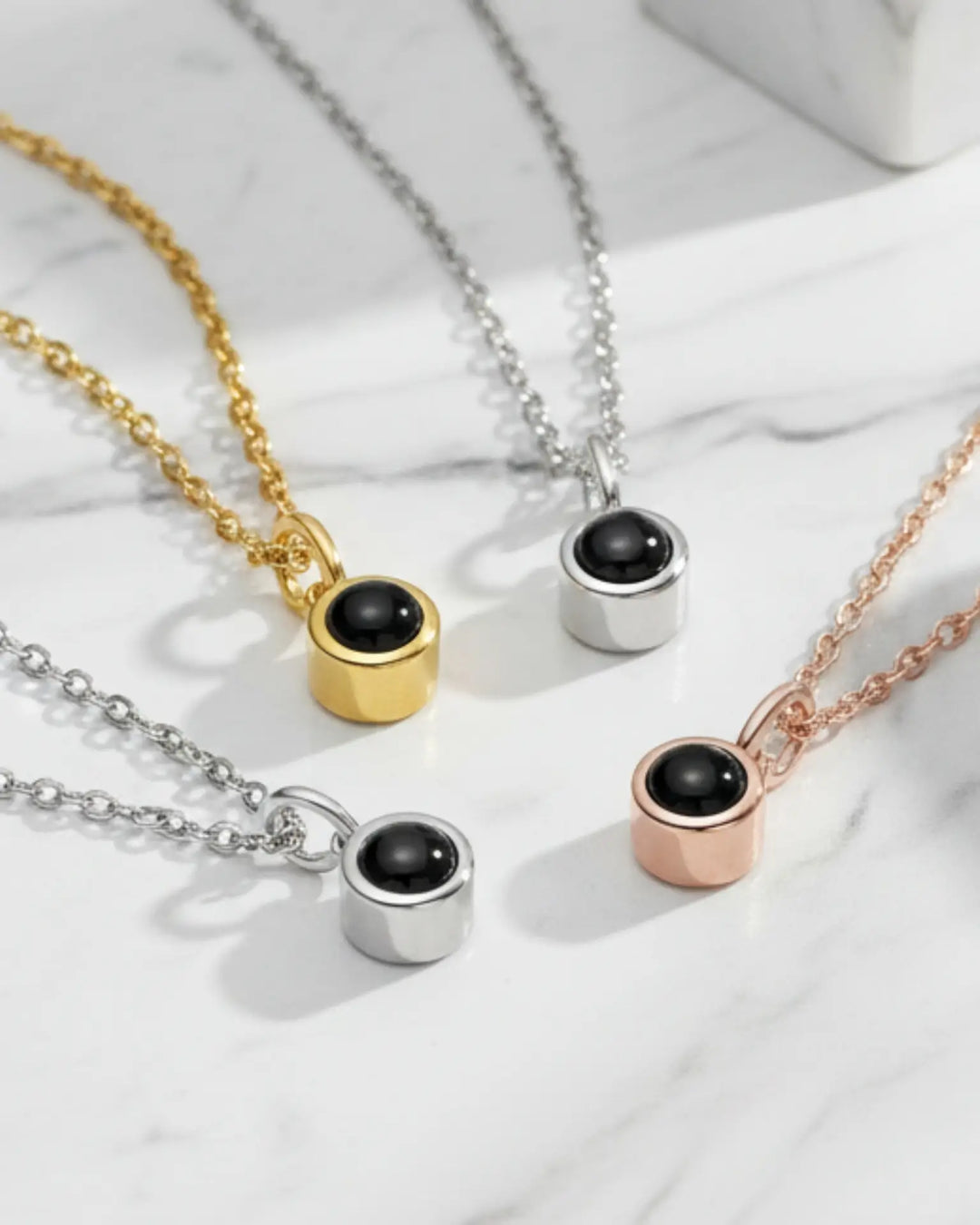 Kette mit Bild – minimalistischer runder Anhänger mit verstecktem Foto, 4 Farben, Geschenk für Sie