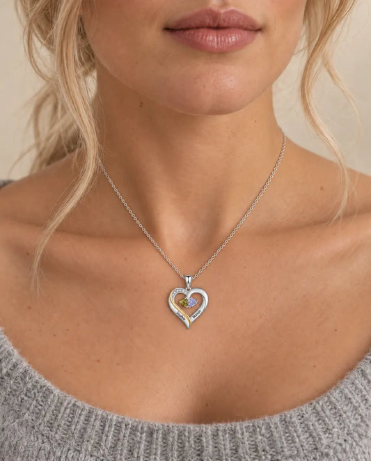 Kette mit Gravur - von einem Model getragen