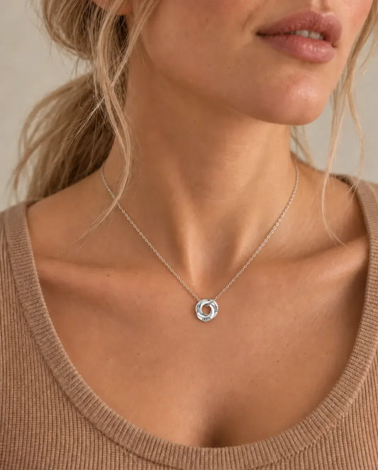 Kette mit Gravur - von einem Model getragen
