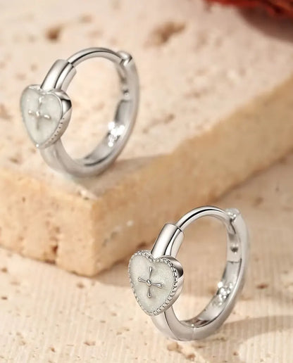 Klappcreolen mit Herz und Kreuz - perlweisses Herz, 5,5 x 6 mm, auf 12,5 mm Creolen aus 925 Sterlingsilber