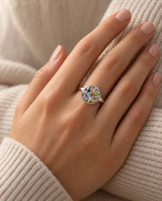 Personalisierter Lebensbaum Ring mit 9 Geburtssteinen - Familienring mit Innengravur - an der Hand getragen