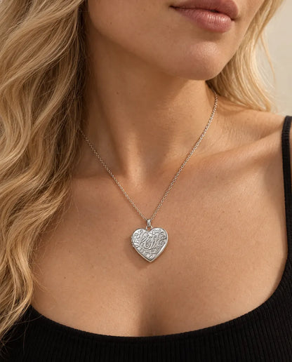Love Herz Medaillon mit 2 Fotos - Herzmedaillon mit Love-Schriftzug und Perlmutt Rückseite von einem Model getragen