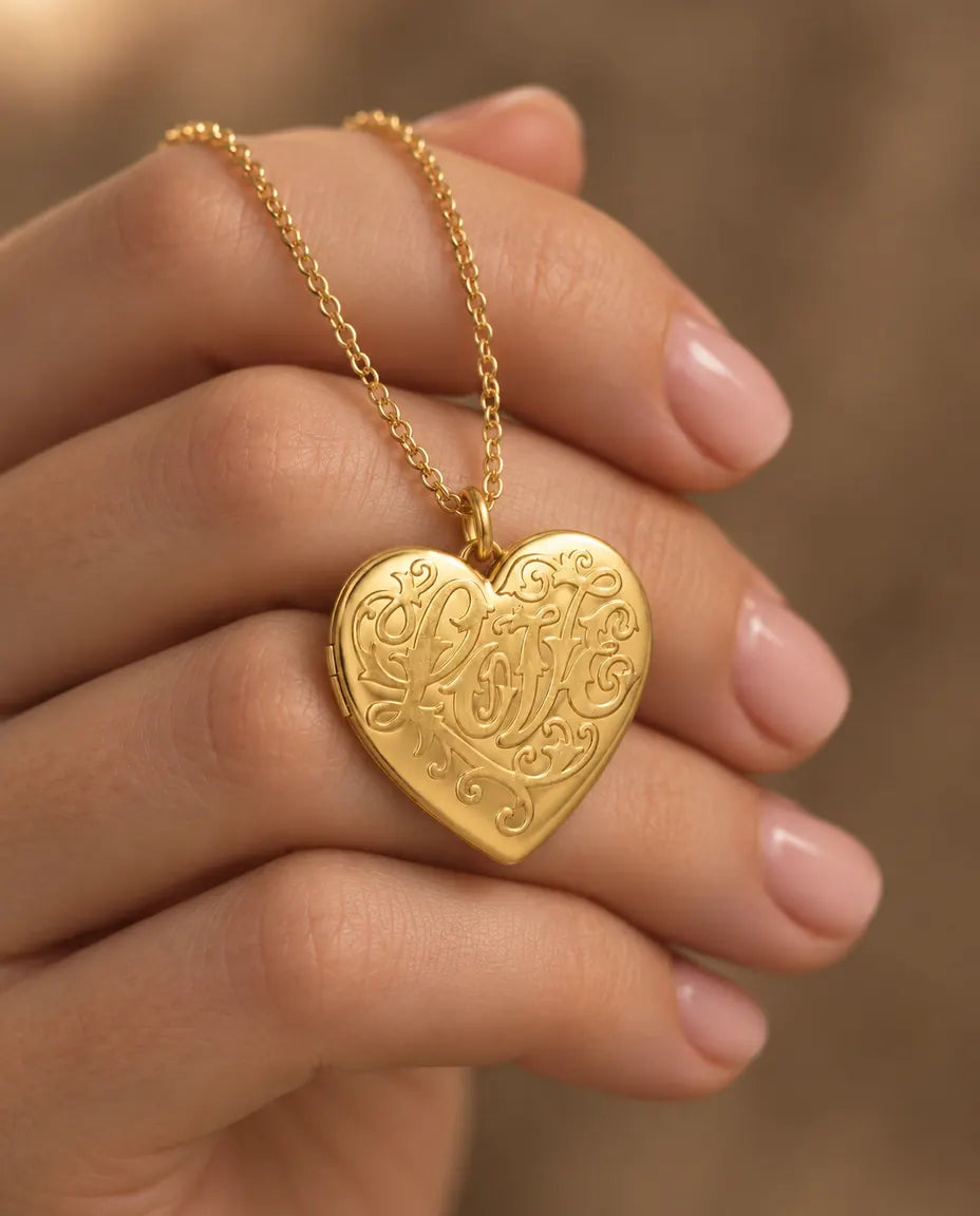 Love Herz Medaillon mit 2 Fotos - Herzmedaillon mit Love-Schriftzug und Perlmutt Rückseite in der Hand gehalten
