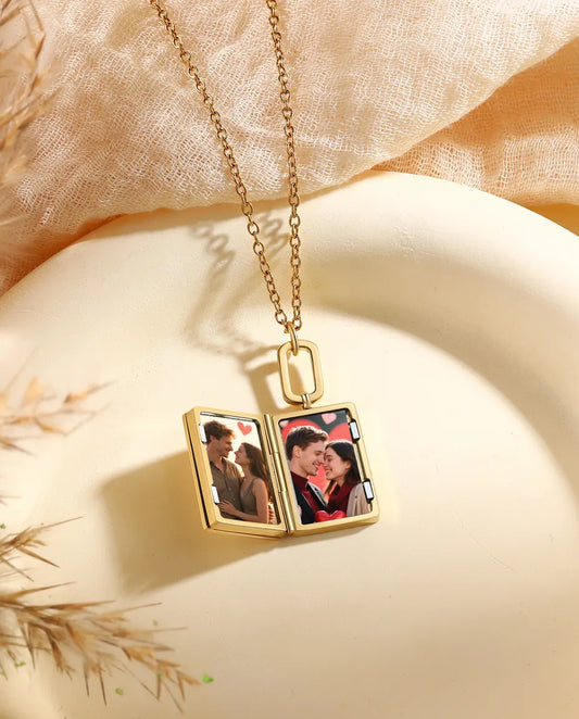 Personalisierte Buch-Medaillon-Kette mit 2 Fotos und Gravur – Perlmutt-Medaillon in Gold oder Silber