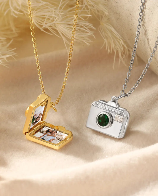 Personalisierte Kamera-Medaillon-Kette mit 2 Fotos – Geburtsstein als Objektiv und Gravur, Gold oder Silber