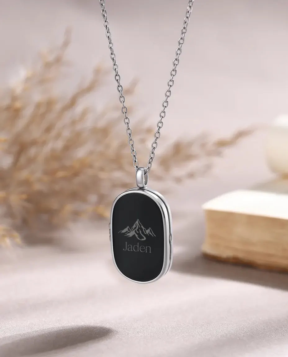 Medaillon mit Foto für Herren – Schwarzes ovales Medaillon für 2 Bilder, Gravur mit Name & Berg-Motiv, Geschenk für Ihn & Papa