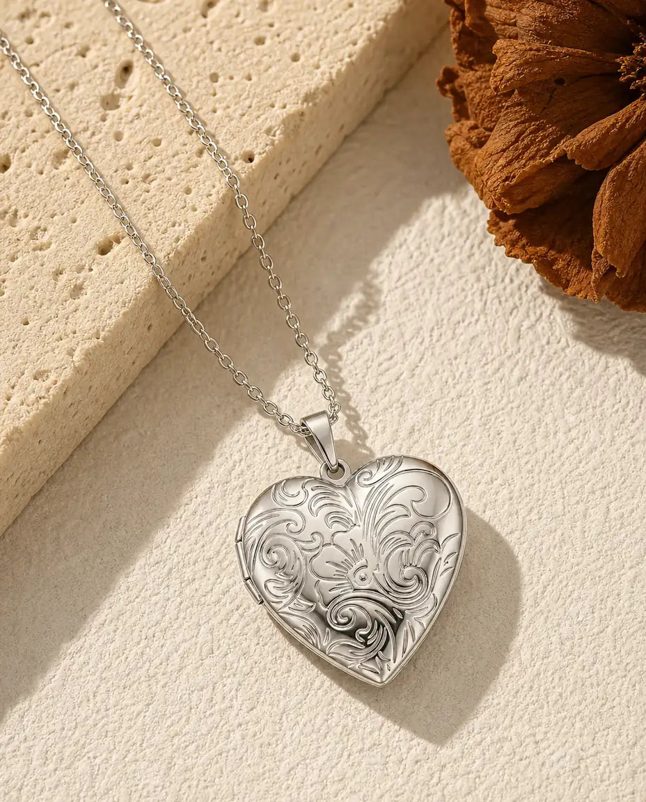 Medaillon mit Foto – Herz mit Blumengravur für 2 Bilder, Silber & Gold, mit Gravur personalisierbar, Geschenk für Sie & Mama