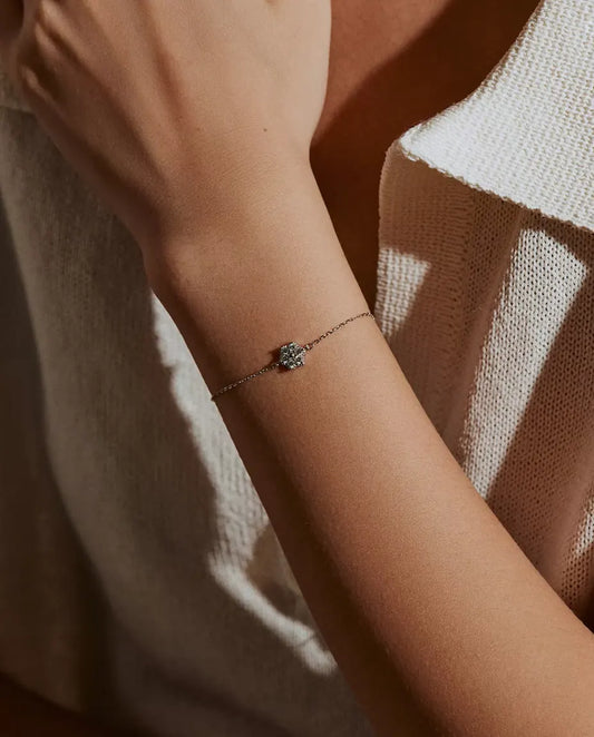 Moissanit Armband Blume aus 925 Sterlingsilber - am Handgelenk getragen