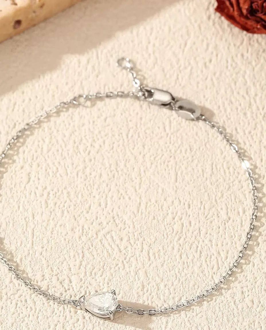 Moissanit Armband im Tropfenschliff - 0,80 ct in D-Farbe, 5 x 7 mm, feine Kette aus 925 Sterlingsilber
