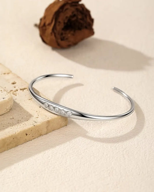 Moissanit Armband aus 925 Sterlingsilber - über eine Travertinplatte gelegt