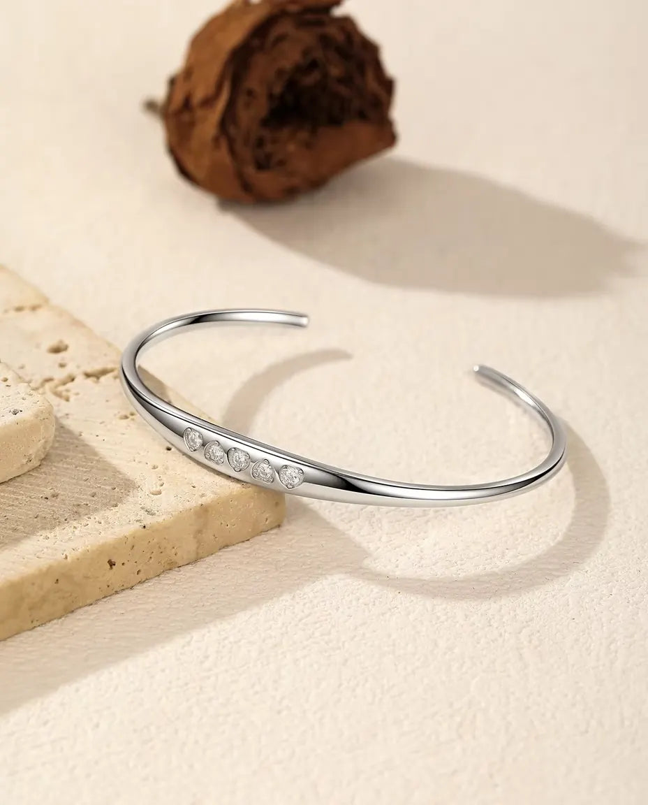Moissanit Armband aus 925 Sterlingsilber - über eine Travertinplatte gelegt