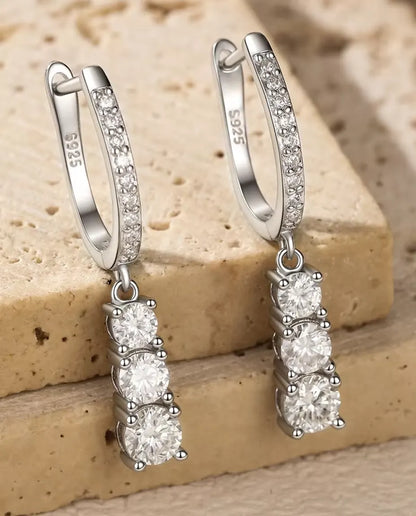 Moissanit Creolen mit drei Steinen aus 925 Sterlingsilber - Nahaufnahme der drei abgestuften Moissanite