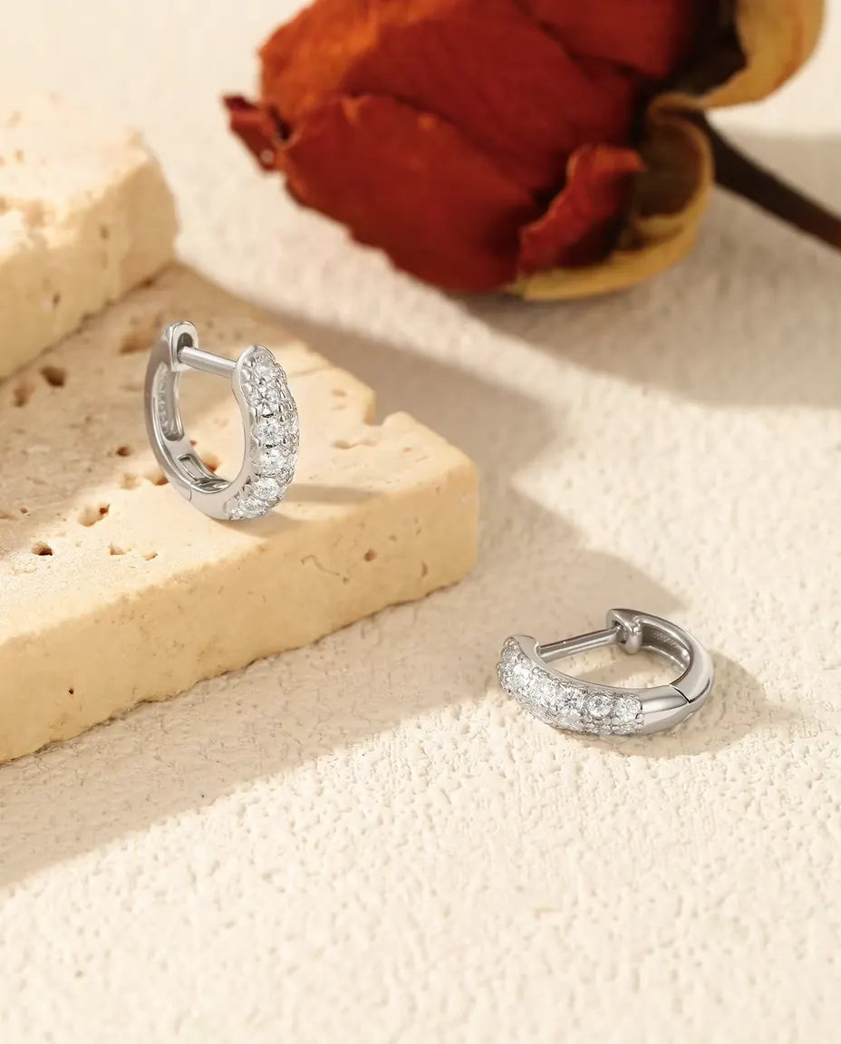 Moissanit Creolen klein für Damen - 11 mm Huggies mit Pavé aus 26 Steinen in Farbe D, 925 Sterlingsilber