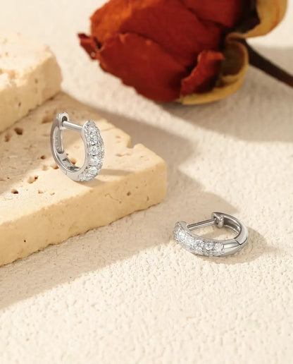Moissanit Creolen klein für Damen - 11 mm Huggies mit Pavé aus 26 Steinen in Farbe D, 925 Sterlingsilber